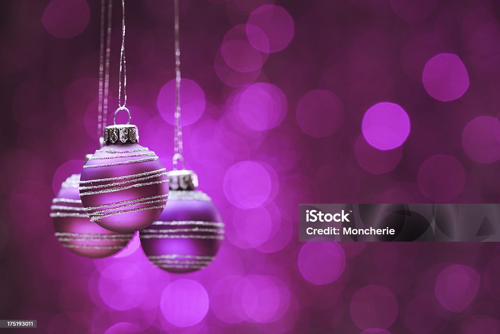 Boże Narodzenie kulki wiszące na fioletowym tle świeci - Zbiór zdjęć royalty-free (Bez ludzi)