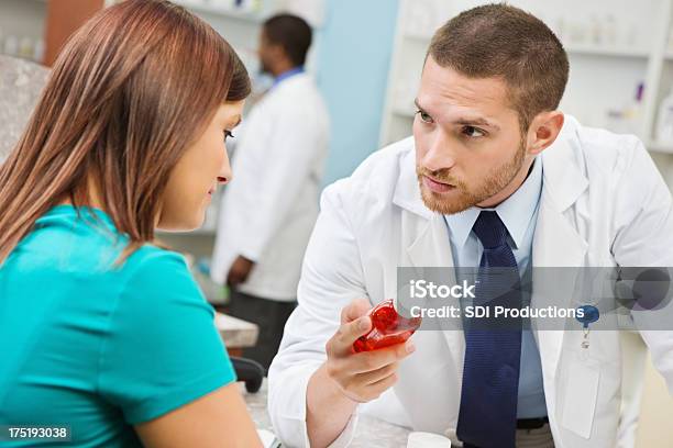 Foto de Farmacêutico Explicar Droga Efeitos Colaterais De Receita Para O Cliente e mais fotos de stock de Adulto