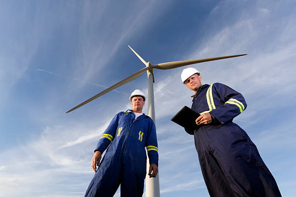 energía eólica los trabajadores y de la turbina - alternative energy electricity wind turbine team fotografías e imágenes de stock