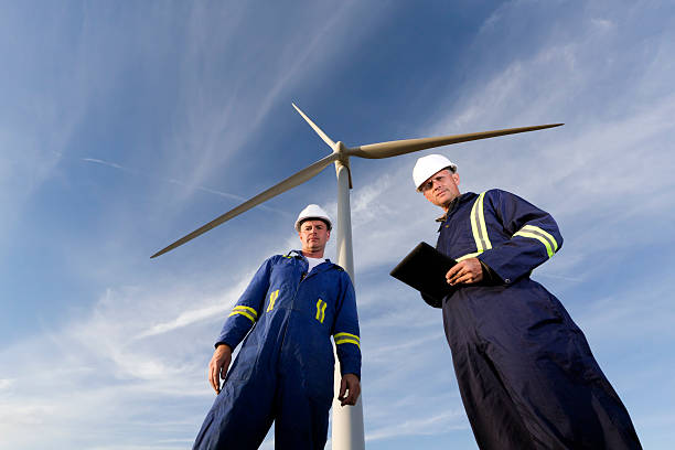 근로자 및 풍력 터빈 - alternative energy electricity wind turbine team 뉴스 사진 이미지
