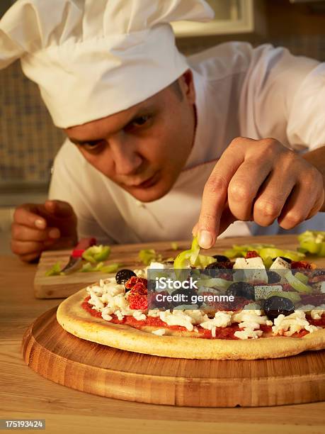 Foto de Chef Fazendo Pizza e mais fotos de stock de Adulto - Adulto, Azeitona, Azeitona Preta