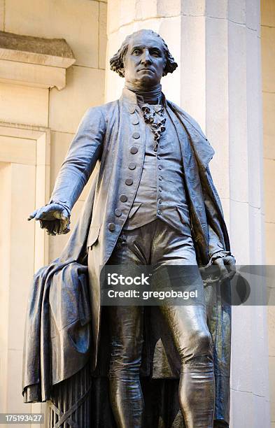 Photo libre de droit de Statue De George Washington À Federal Hall À New York City banque d'images et plus d'images libres de droit de George Washington