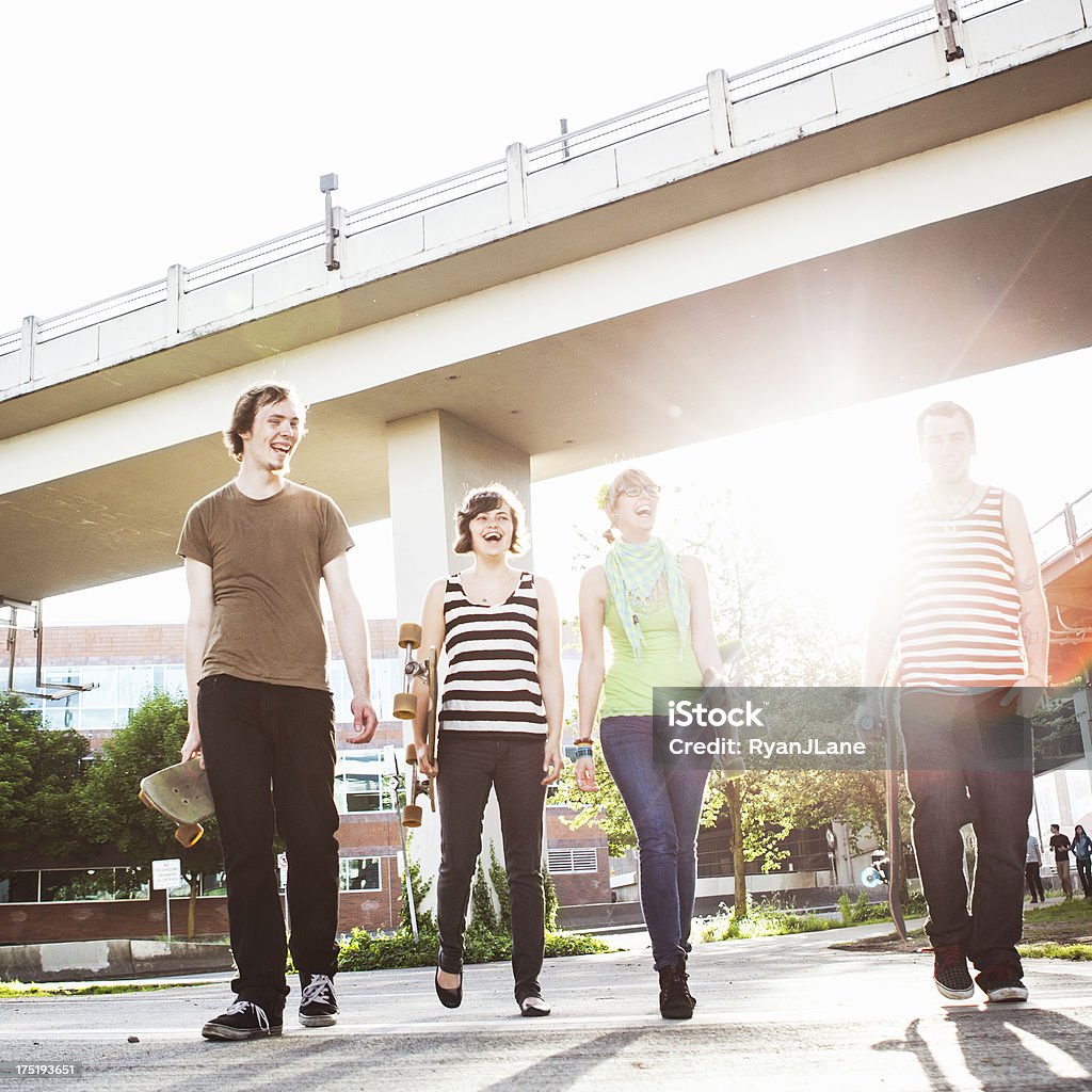 Amici che si diverte con skateboard - Foto stock royalty-free di Adolescente