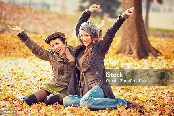 Freunden Spaß Im Park Stockfoto und mehr Bilder von Attraktive Frau - Attraktive Frau, Baum, Braun