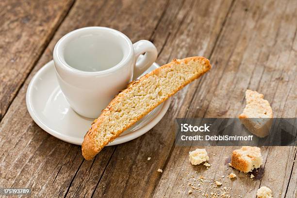 Vacío Y Taza De Café Biscotti Foto de stock y más banco de imágenes de Al horno - Al horno, Alimento, Ausencia