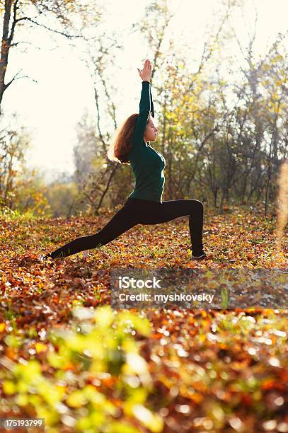 Ioga De Exercício - Fotografias de stock e mais imagens de 20-24 Anos - 20-24 Anos, Adulto, Aeróbica