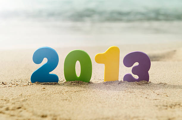 jahr 2013 eine schriftliche, mit zahlen auf einem strand aus gummi - new years eve new years day 2013 holiday stock-fotos und bilder