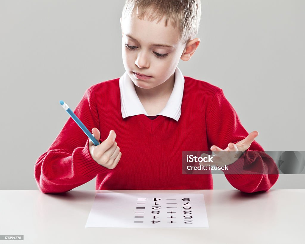 하고 Multiplication 홈워크 남자아이 - 로열티 프리 아이 스톡 사진