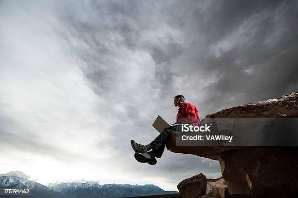 Escritura Foto de stock y más banco de imágenes de Ordenador portátil - Ordenador portátil, Cielo dramático, Escritor