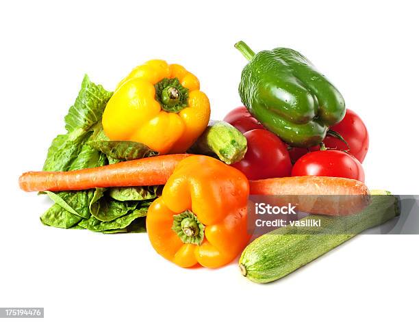 パイルの野菜 - ズッキーニのストックフォトや画像を多数ご用意 - ズッキーニ, ニンジン, パプリカ