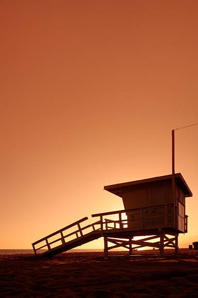 cabine de sauveteur au coucher du soleil - lifeguard santa monica beach city of los angeles beach photos et images de collection