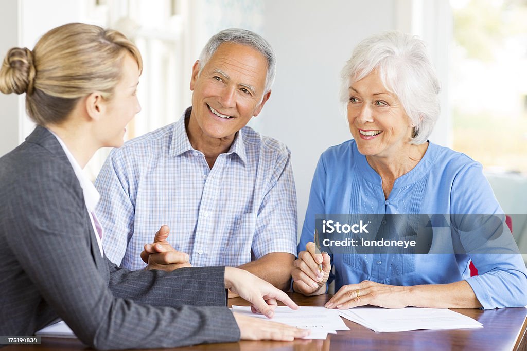 Счастливый Пожилая пара в финансового советника дома - Стоковые фото Бумага роялти-фри