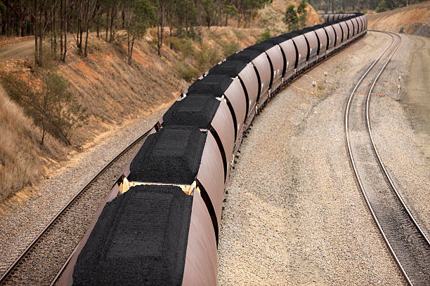 treno caricati con modelli per esportazione, nero carbone arrotondamento una curva - rounding foto e immagini stock