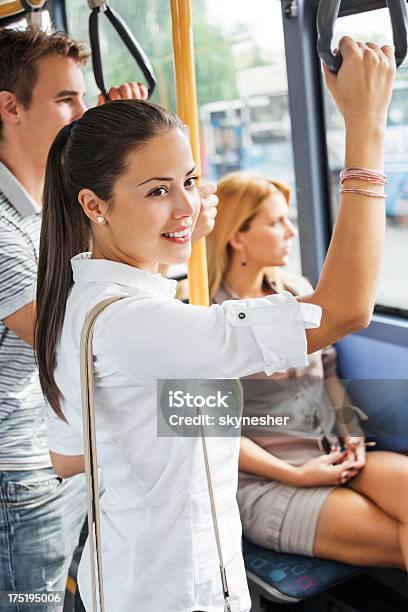 若者のバスでお越しください - バスのストックフォトや画像を多数ご用意 - バス, 女性, 落下防止柵
