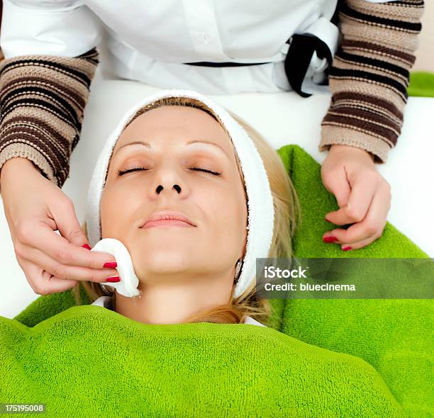 Kosmetische Behandlung Stockfoto und mehr Bilder von Alternative Medizin - Alternative Medizin, Attraktive Frau, Auftragen