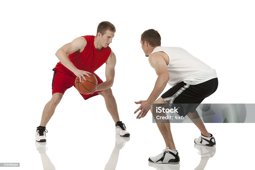 Due giocatori giocare a basket - Foto stock royalty-free di Abbigliamento sportivo