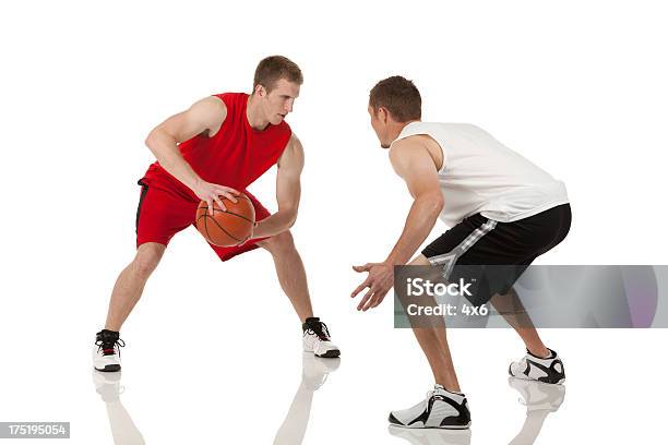 Due Giocatori Giocare A Basket - Fotografie stock e altre immagini di Abbigliamento sportivo - Abbigliamento sportivo, Adulto, Agilità
