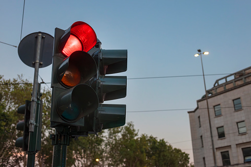 traffic light, showing red