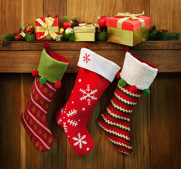 chaussette de noël et cadeaux - christmas stocking christmas christmas decoration red photos et images de collection