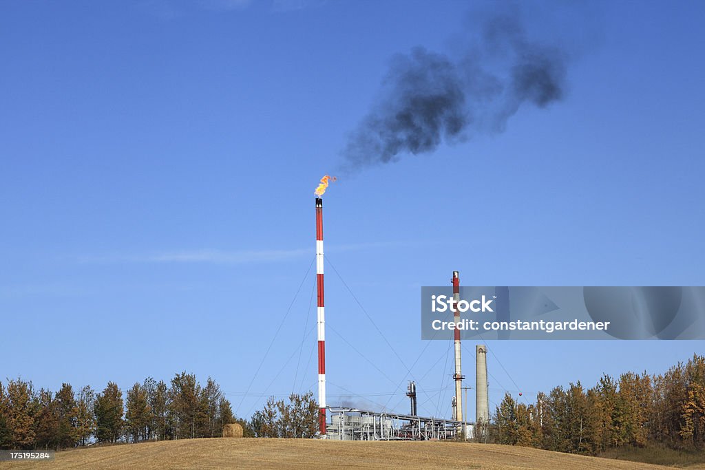 Smoke Billowing negro y refinería paisaje - Foto de stock de Agricultura libre de derechos