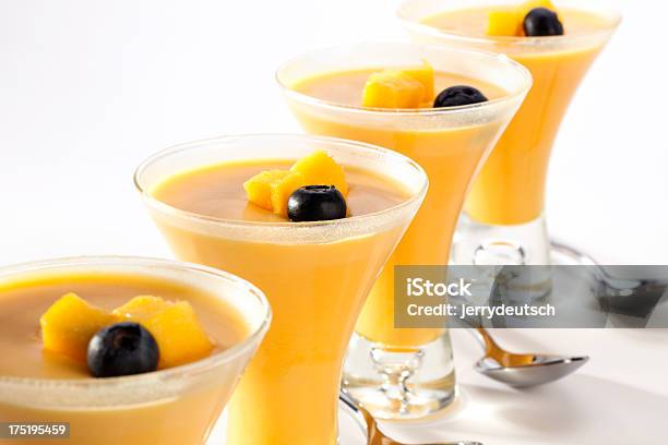 Photo libre de droit de Panna Cotta À La Mangue banque d'images et plus d'images libres de droit de Crème sucrée - Crème sucrée, Cuillère, Cuisine italienne