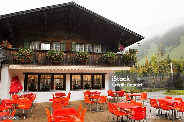 Foto de Chuva Atrapalhou Restaurante Na Suíça e mais fotos de stock de Montanha - Montanha, Restaurante, Alpes suíços