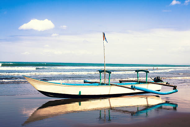 pesca tradicional boaton the beach, indonésia - indonesia bali fishing boat indian ocean - fotografias e filmes do acervo