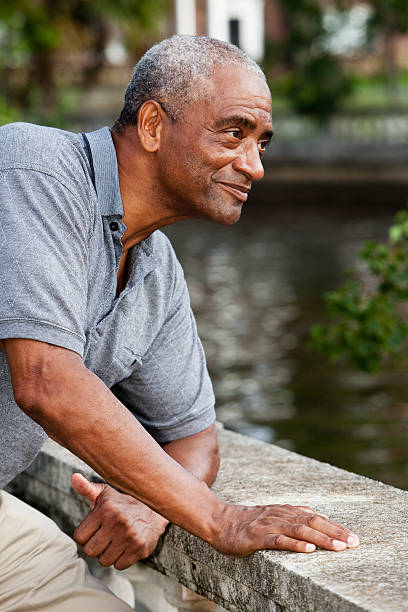 homem americano africano idoso a olhar para a água vista - sc0569 imagens e fotografias de stock