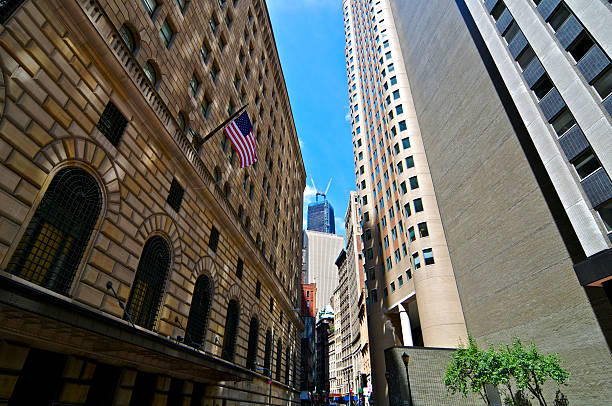 인하된 매해튼 도시 경관, 연방준비은행은 은행 빌딩, new york city - cityscape new york city manhattan low angle view 뉴스 사진 이미지