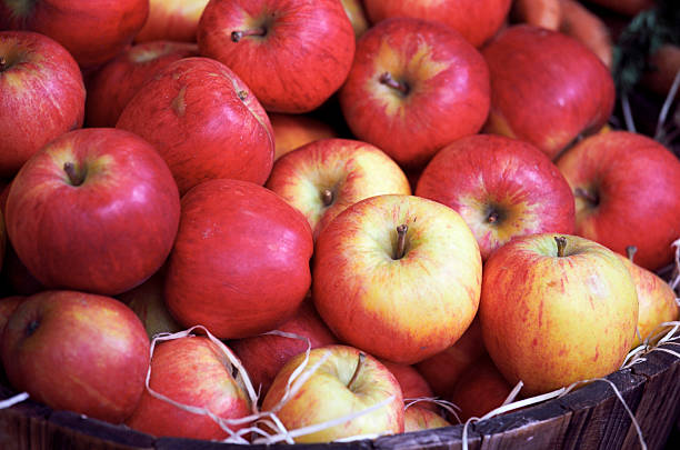 balde de maçãs vermelhas, maduros e delicioso-detalhe - agriculture autumn apple greengrocers shop - fotografias e filmes do acervo