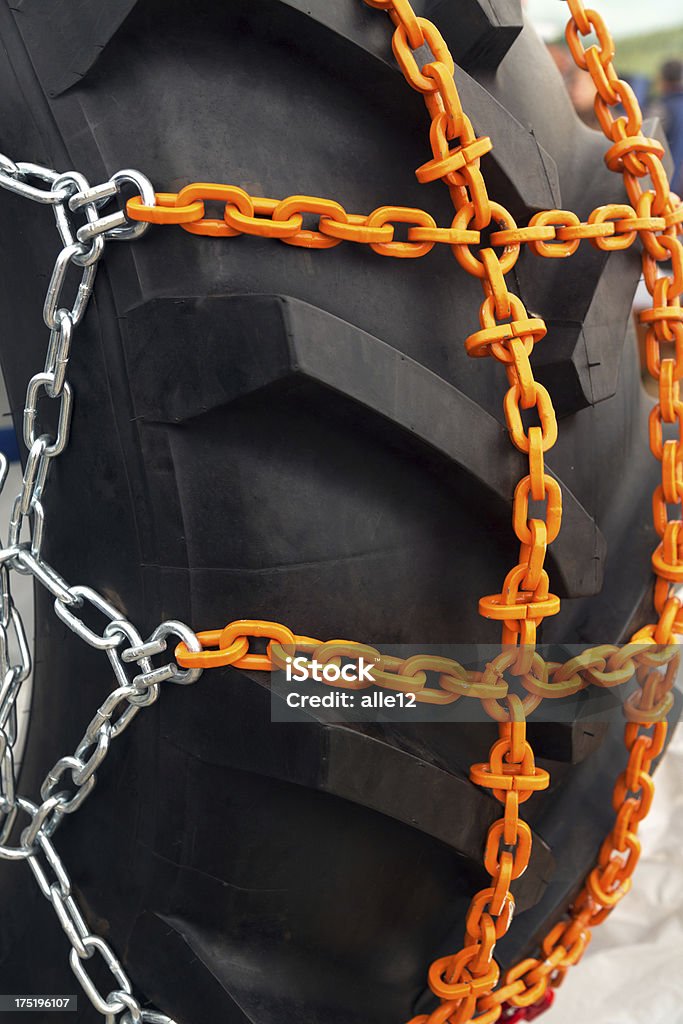 Con cadenas de neumáticos - Foto de stock de Amarillo - Color libre de derechos