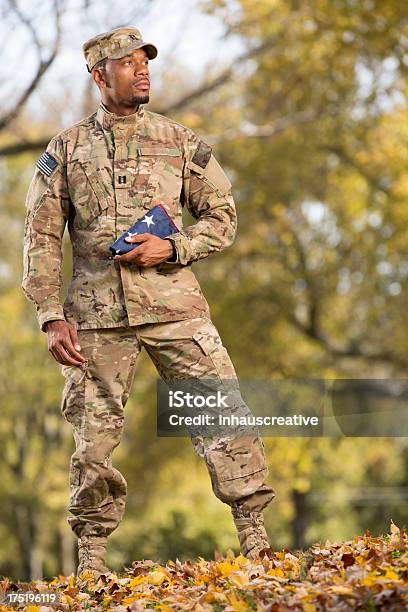 Photo libre de droit de Agenouillé Soldier Tenant Un Drapeau Américain banque d'images et plus d'images libres de droit de 25-29 ans - 25-29 ans, 30-34 ans, Afro-américain