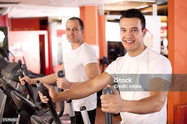 Gruppo Di Persone Di Esercizio Nel Centro Fitness - Fotografie stock e altre immagini di Adulto - Adulto, Allegro, Allenamento