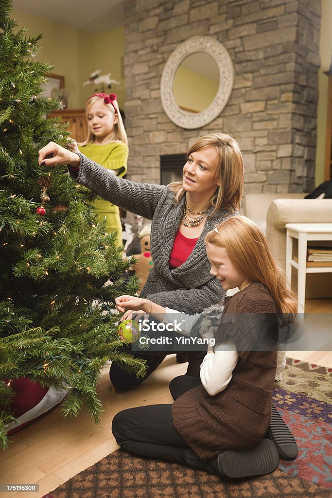 Glückliche Familie dekorieren Weihnachtsbaum zusammen, Vt - Lizenzfrei Familie Stock-Foto