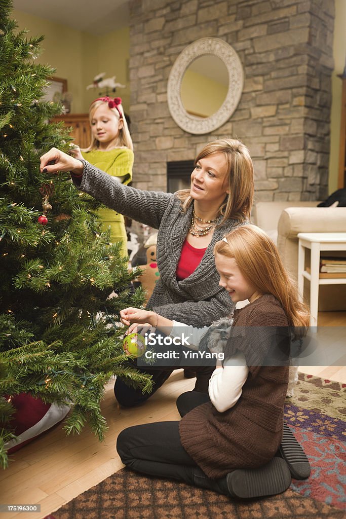 Famille heureuse ensemble de décoration arbre de Noël dans le Vermont - Photo de Chien libre de droits