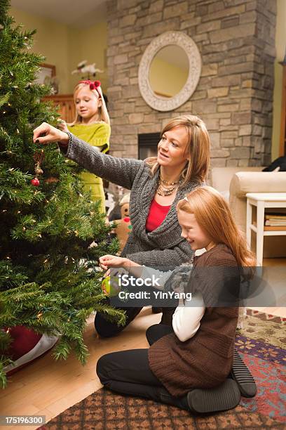 Photo libre de droit de Famille Heureuse Ensemble De Décoration Arbre De Noël Dans Le Vermont banque d'images et plus d'images libres de droit de Chien