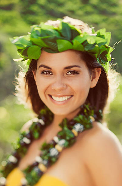 wunderschöne hula-tänzer - haku headpiece stock-fotos und bilder