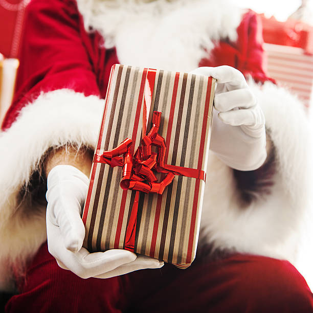 санта-клаус и рождественский подарок - senior hands flash стоковые фото и изображения