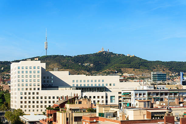 Tibidabo y de la ciudad de Barcelona. - foto de stock