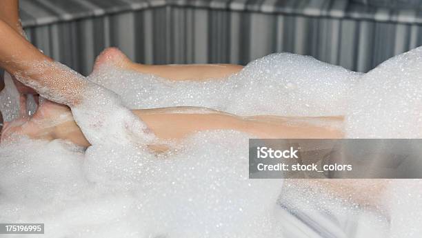 Photo libre de droit de Massage En Mousse banque d'images et plus d'images libres de droit de Bain turc - Bain turc, Mousse de savon, 25-29 ans