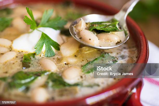 Vegetariano Spinaci E Piccante Di Fagioli Bianchiprimo Piano - Fotografie stock e altre immagini di Calore - Concetto