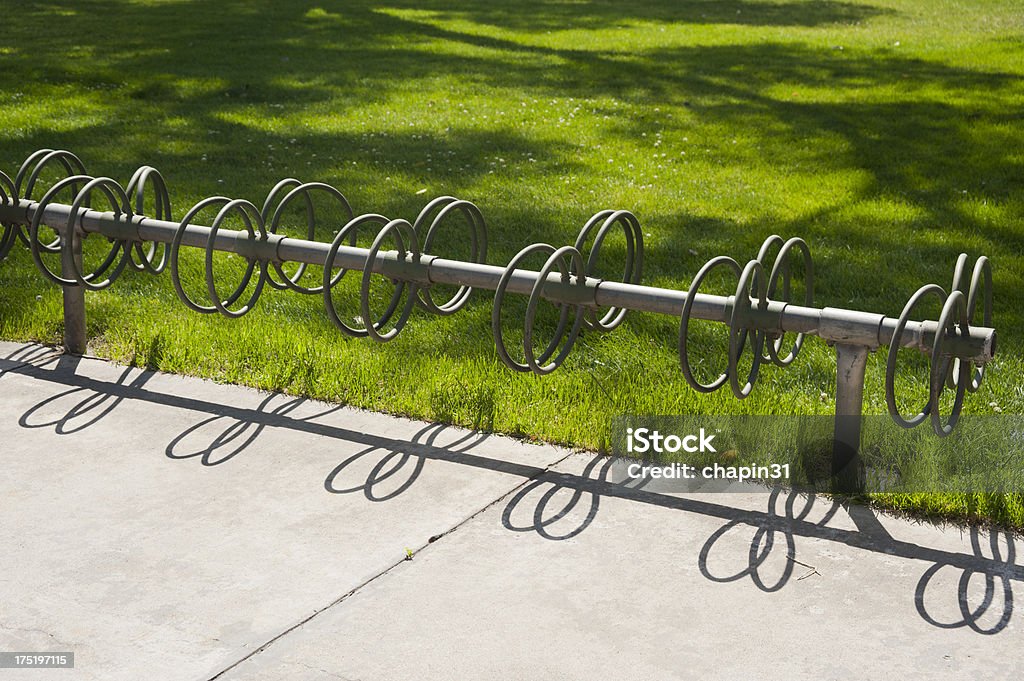 Vacío percha para bicicletas con sombras - Foto de stock de Percha para bicicletas libre de derechos