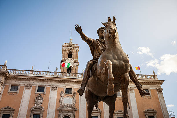 marco aurelio statua equestre a roma - piazza del campidoglio statue rome animal foto e immagini stock