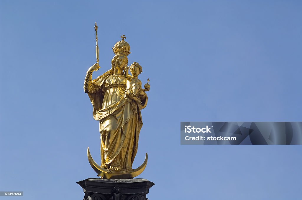 Estatua dorada de la virgen y el niño, Munich, Alemania - Foto de stock de Baviera libre de derechos
