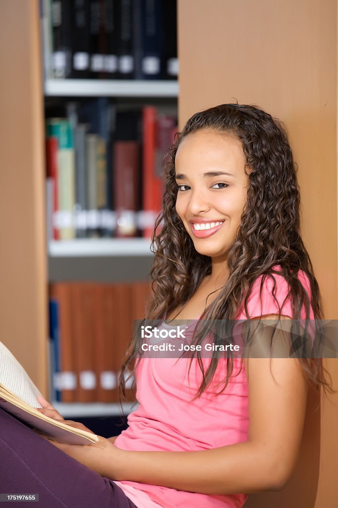 Bela estudante na biblioteca - Royalty-free 16-17 Anos Foto de stock