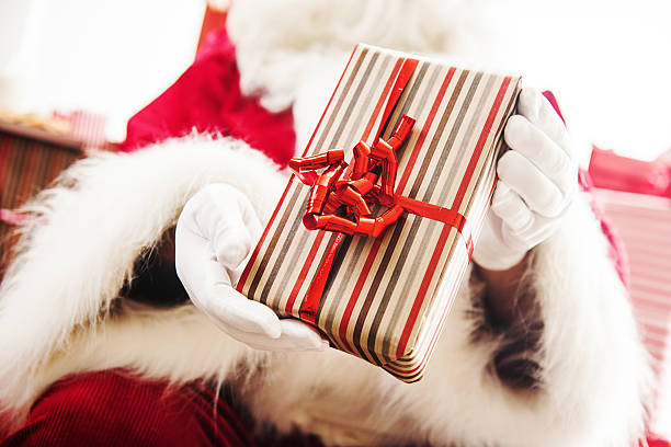 санта-клаус и рождественский подарок - senior hands flash стоковые фото и изображения
