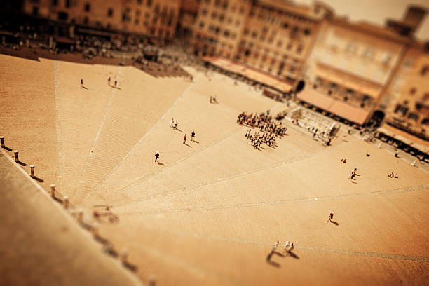 piazza del campo in siena, tilt-shift-objektiv-effekt - tilt shift lens stock-fotos und bilder