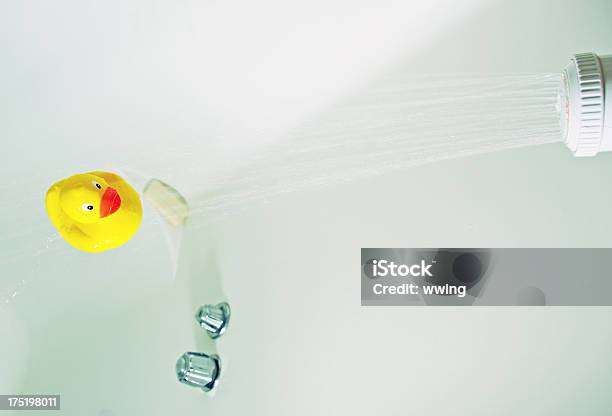 Gumowa Kaczka W Prysznic - zdjęcia stockowe i więcej obrazów Barwne tło - Barwne tło, Bez ludzi, Czerwone tło