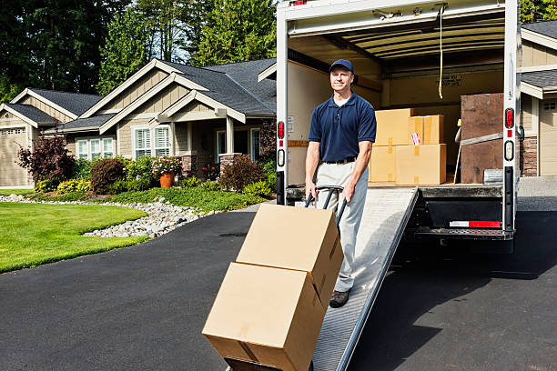 scarico furgone di consegna uomo - moving van truck loading delivery person foto e immagini stock