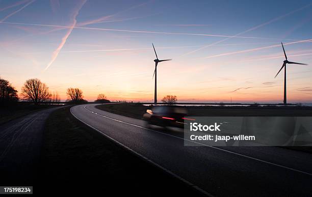 グリーンエネルギー - 風力発電機のストックフォトや画像を多数ご用意 - 風力発電機, 道路, 通り